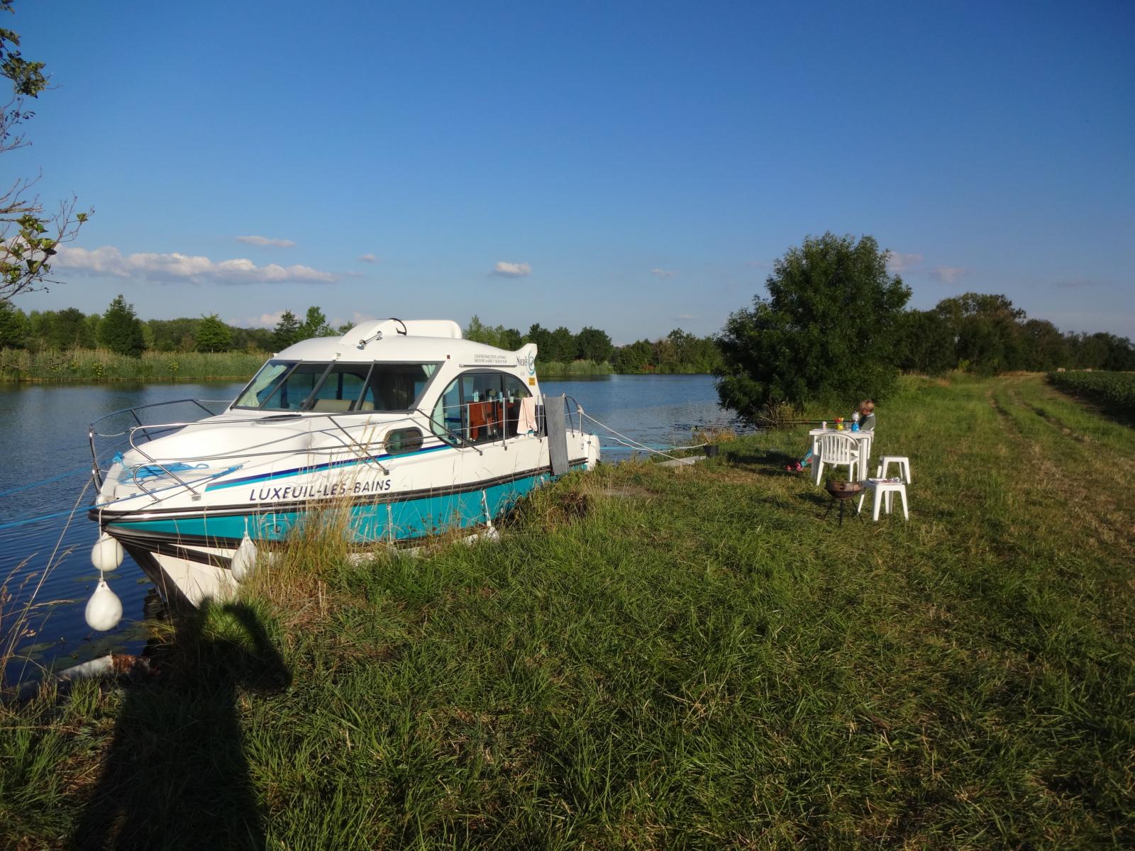 Mit dem Hausboot in der Natur anlegen