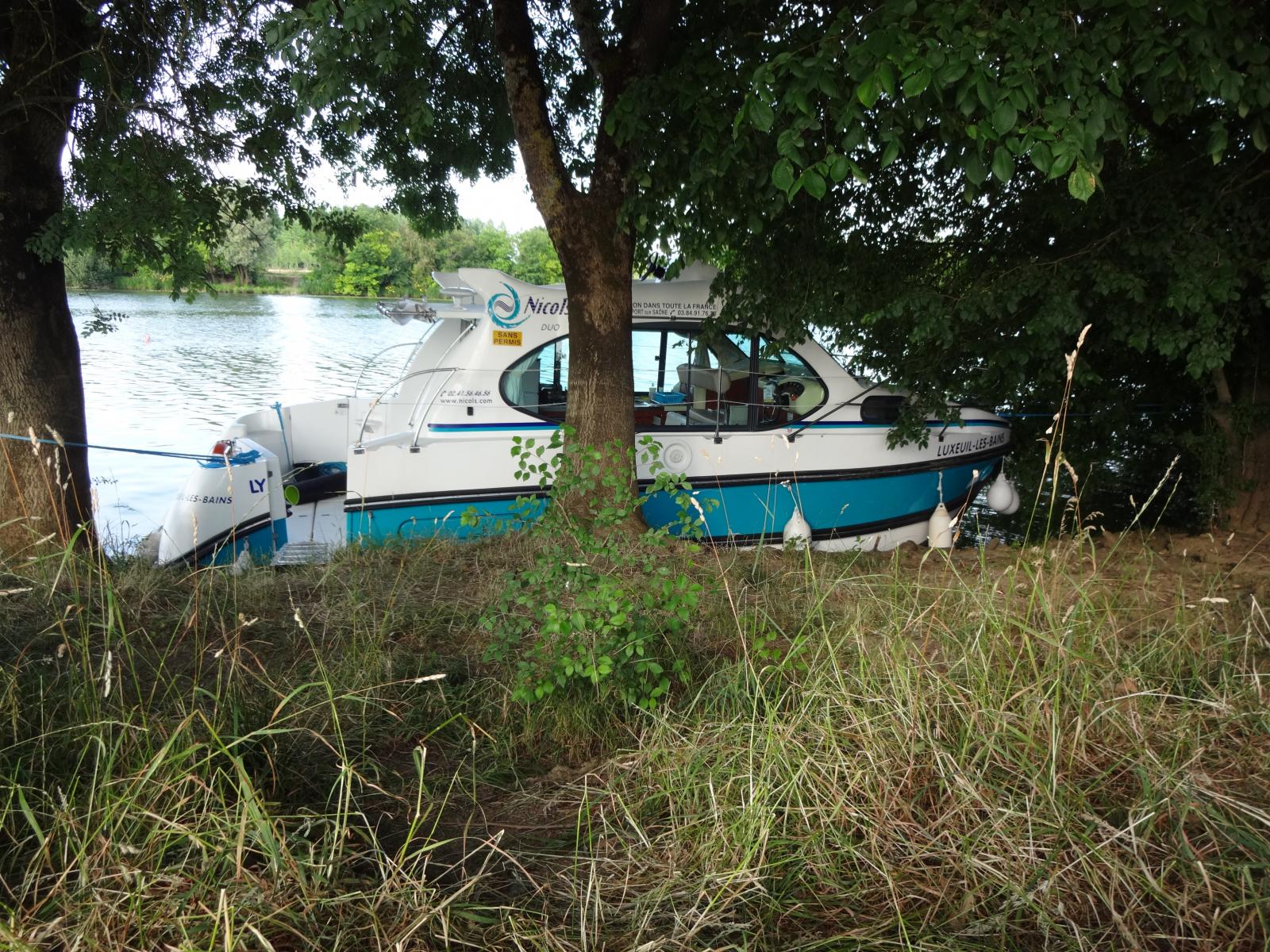 Hausboot in der Natur anlegen