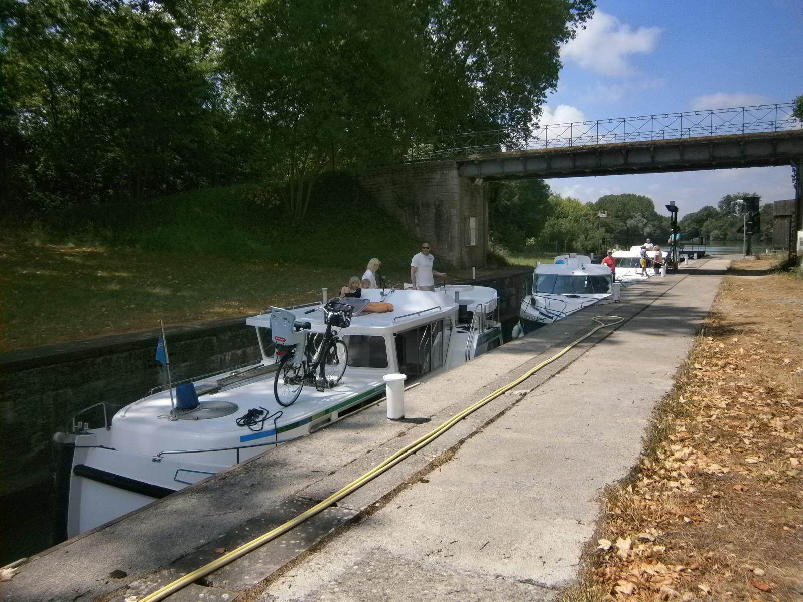 Mit dem Hausboot schleusen