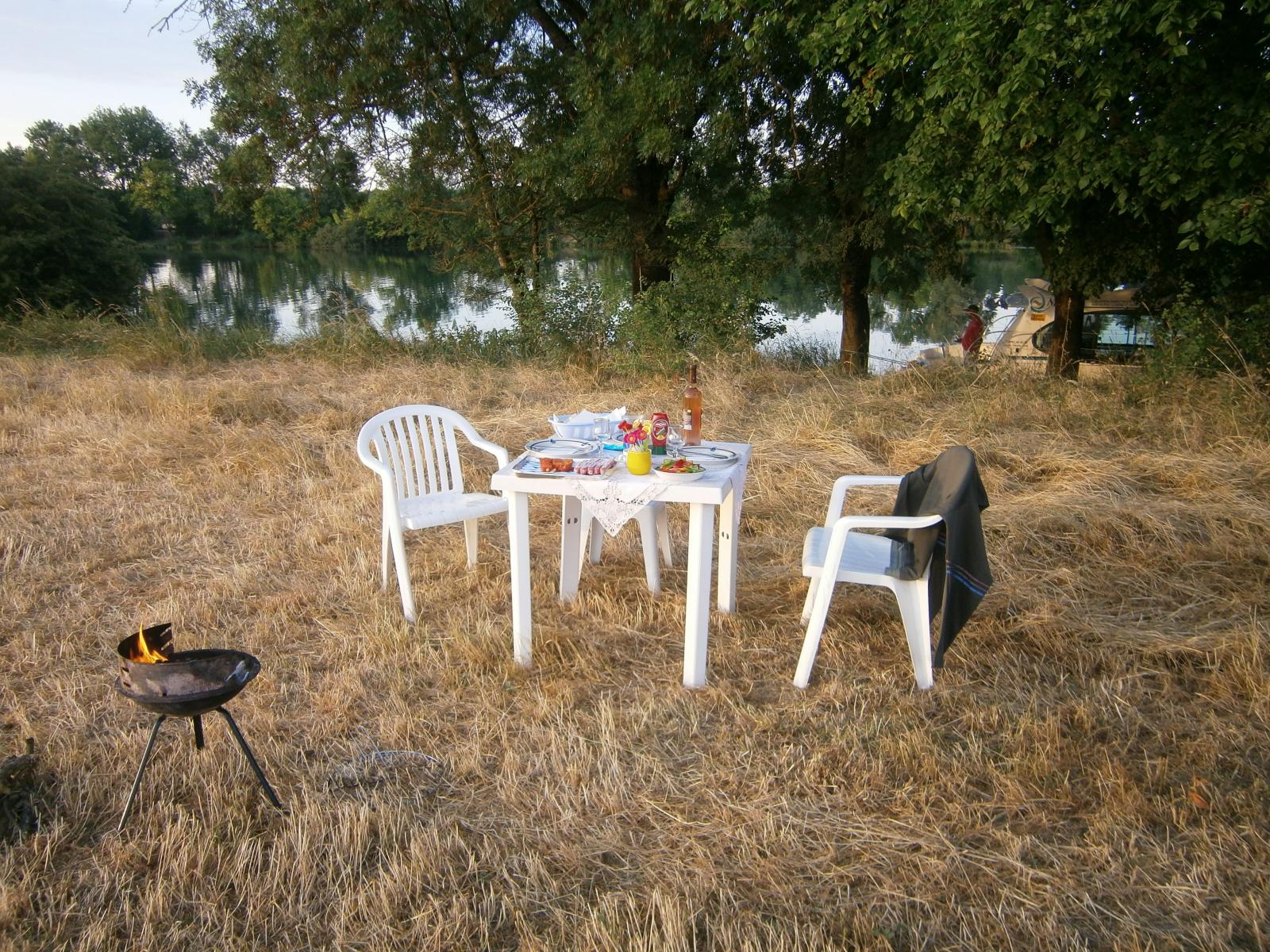 Mit dem Hausboot in der Natur anlegen
